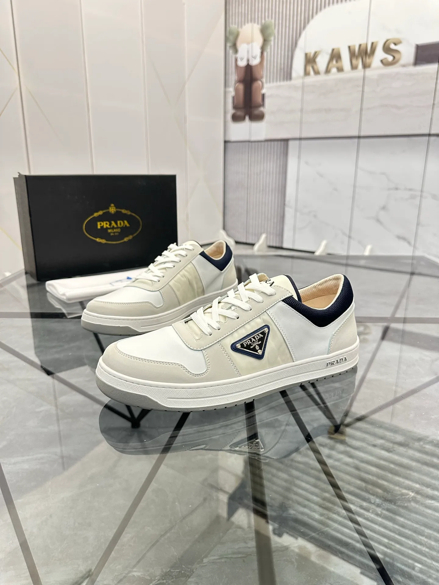 Men's shoes: 💰P420¥ Product trademark: Prada *"Prada*" low-top casual shoes Regular size: 38-44 (can be customized to 45) Product materials: imported cowhide upper with original fabric, breathable lining, original outsole. Number: 020